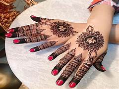 Minimalistic finger mehndi design for back hand.