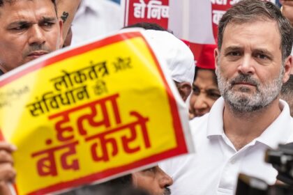 वोट चोरी विवाद: सड़क से संसद तक मचा संग्राम – विपक्ष बनाम चुनाव आयोग"