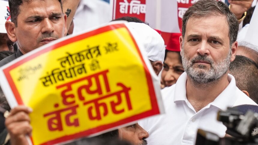 वोट चोरी विवाद: सड़क से संसद तक मचा संग्राम – विपक्ष बनाम चुनाव आयोग"